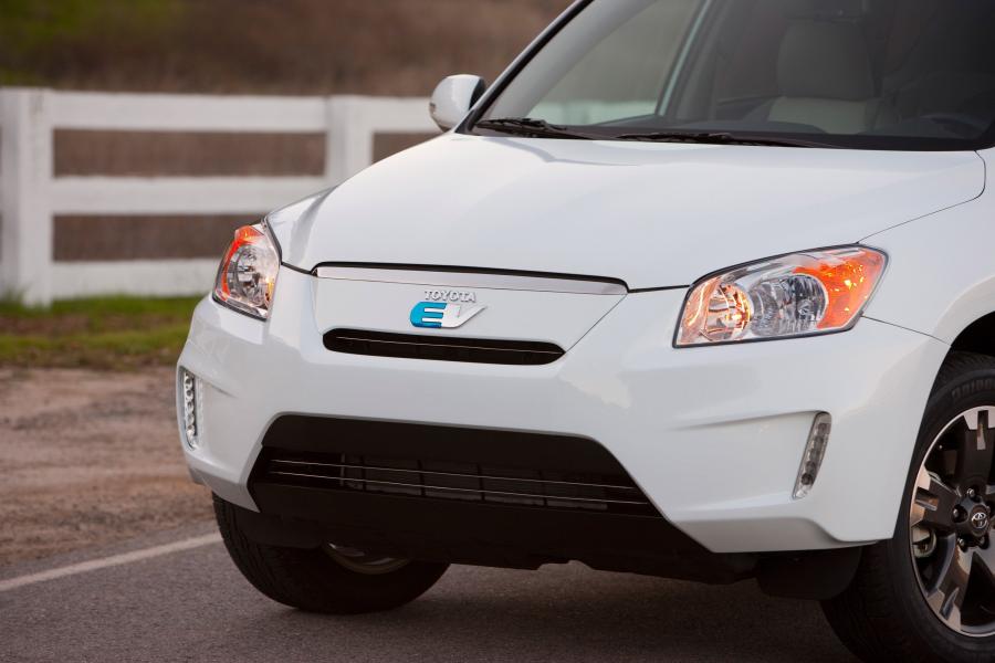  Toyota RAV4 EV Concept 2010 года  (фото 3 из 48)